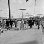 837381 Afbeelding van treinreizigers op een van de perrons van het N.S.-station Rotterdam C.S. te Rotterdam.